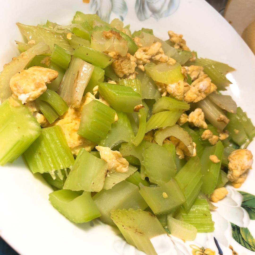 carolina超爱做菜做的素食主义:西芹炒鸡蛋