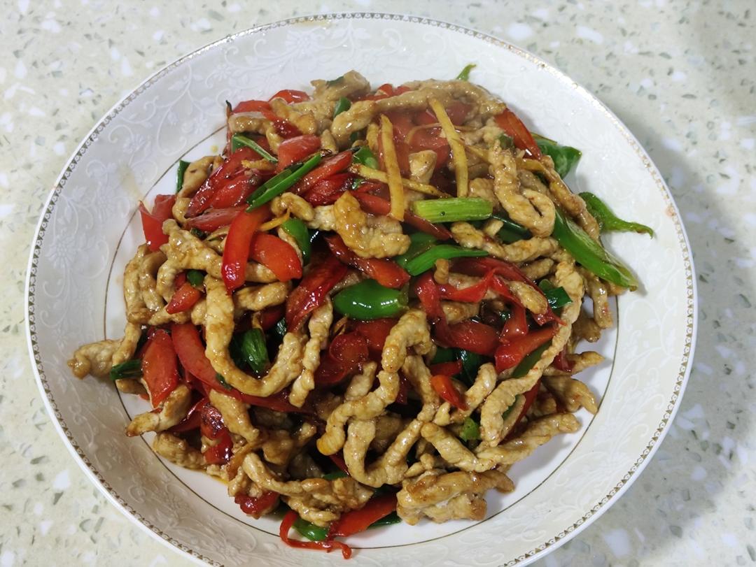大红椒炒肉丝（香甜鲜嫩）