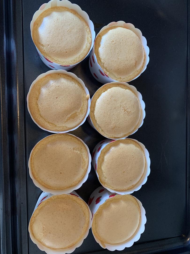 不回缩纸杯蛋糕用厨师机打出细腻有光泽的蛋白