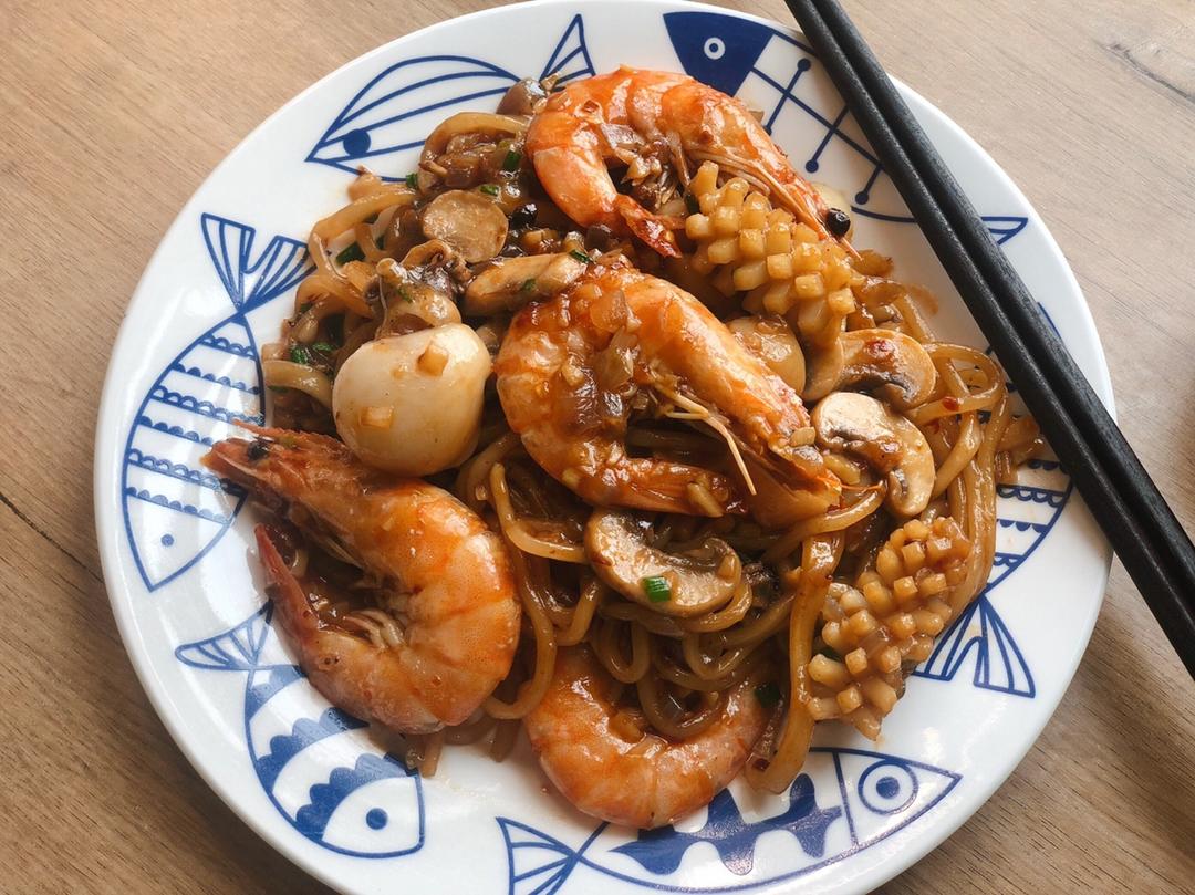 快手又美味的一人食——小海鲜焖面