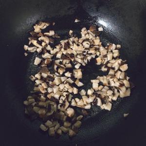 减肥必备素饺子（白菜香菇豆腐）的做法 步骤4