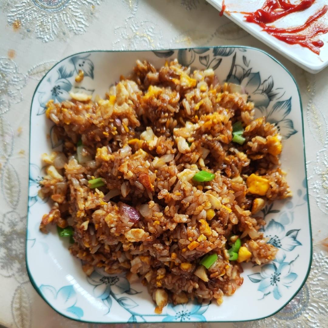 好吃到舔盘的酱油炒饭！