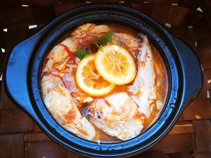 柠檬蕃茄酸汤三文鱼头汤的做法 步骤2