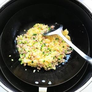 黄瓜火腿黄金炒饭的做法 步骤5