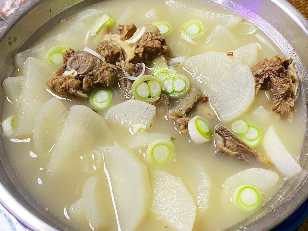 清汤羊蝎子（羊蝎子炖白萝卜）