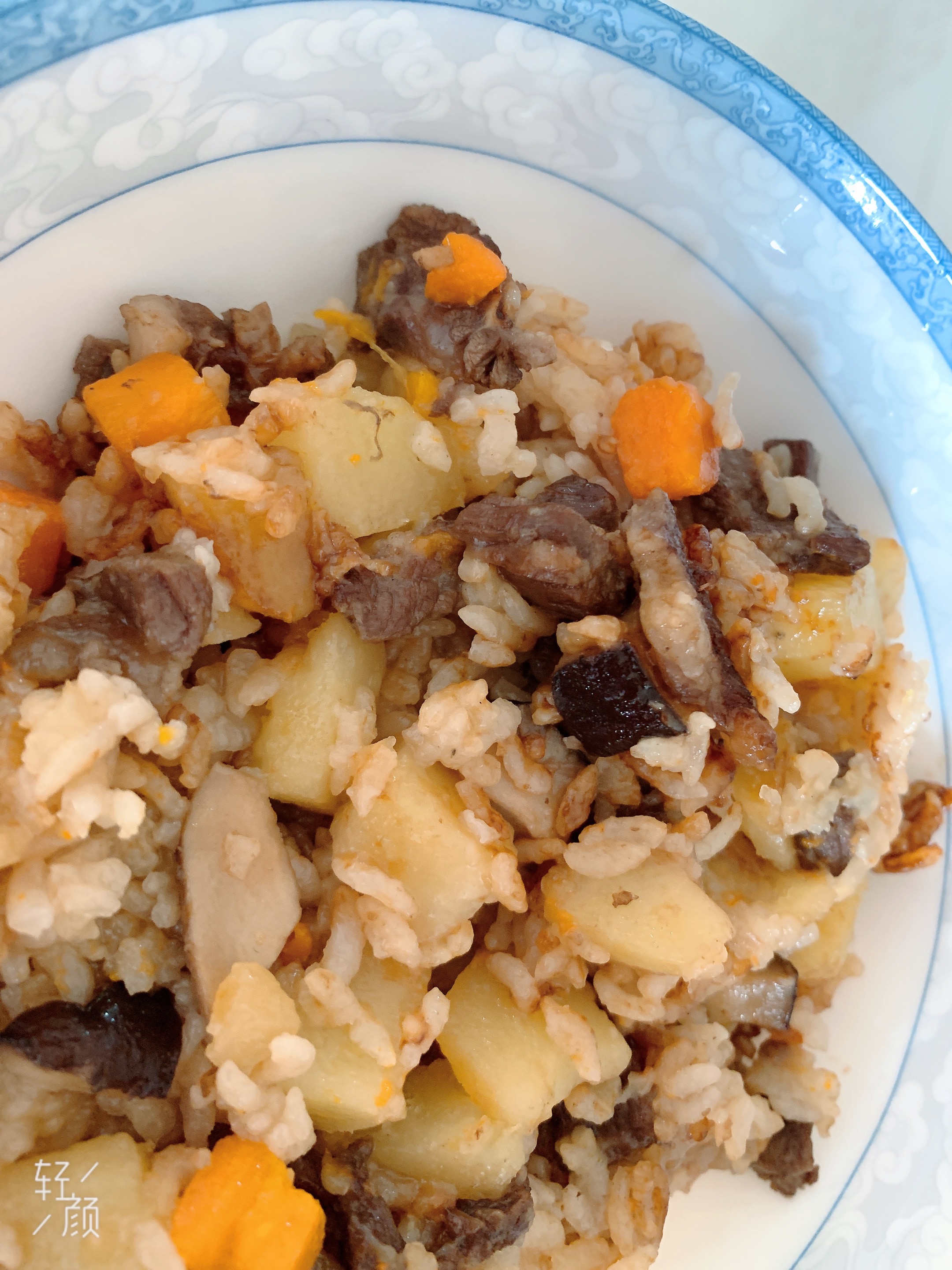 牛肉香菇土豆胡萝卜焖饭的做法