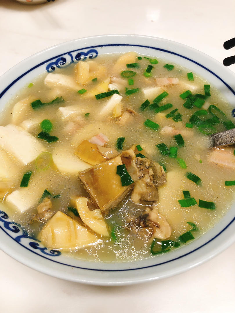 悠悠和然然做的超级鲜的河蚌咸肉豆腐汤