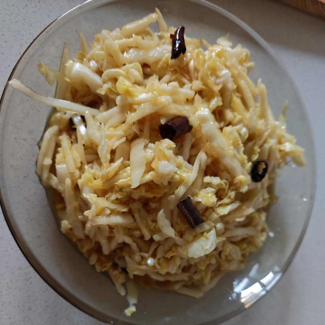 凉拌白菜干豆腐丝  
东北家常凉菜