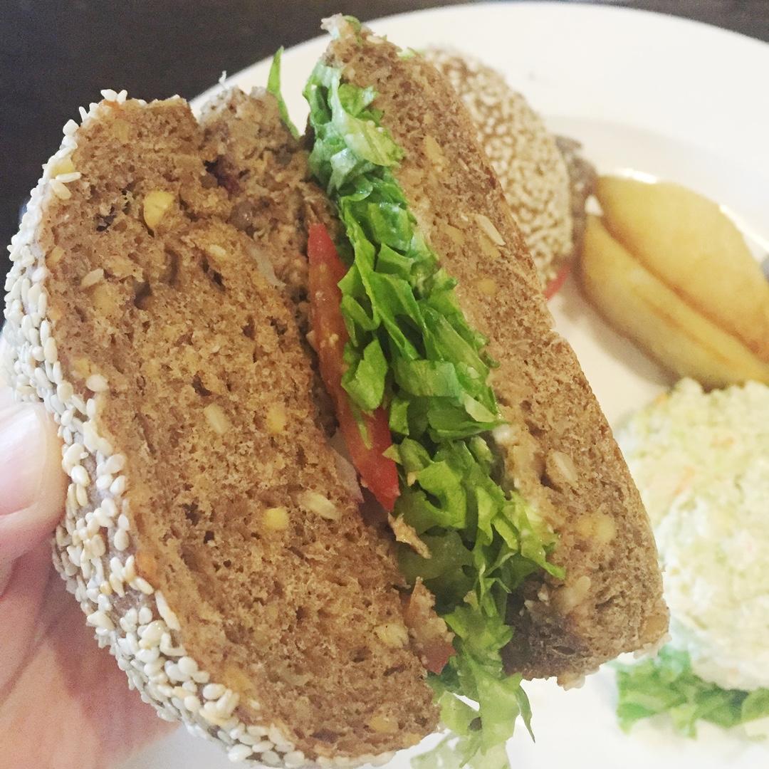 我得意地吃(˶‾᷄ ⁻̫ ‾᷅˵)