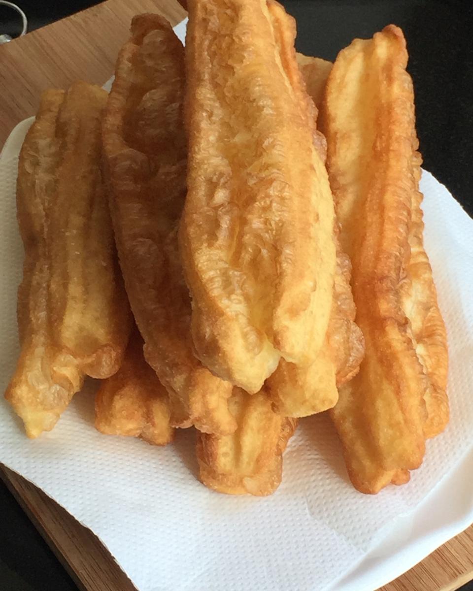 小羽12做的蓬松多孔炸油条的详细做法普通面粉版配方很重要和面手法也