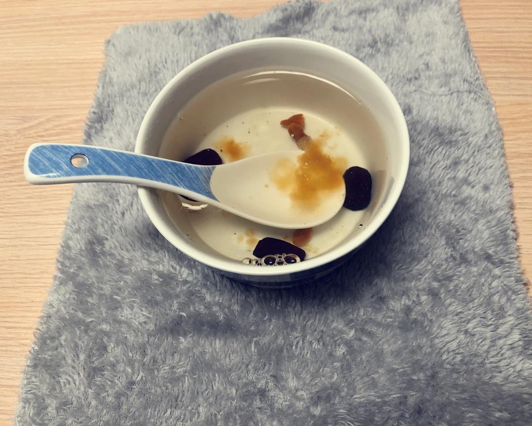 桃胶皂角米炖雪燕