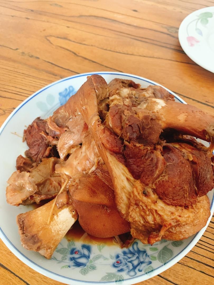 浓香红焖肘子