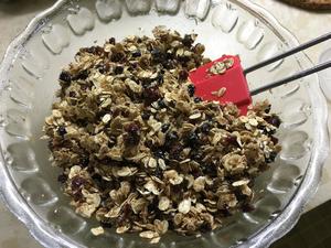 Homemade mix-berries coconut granola的做法 步骤2
