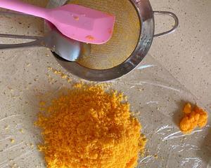 1、处理生咸蛋黄——（流心月饼“奶黄馅”原料）的做法 步骤6