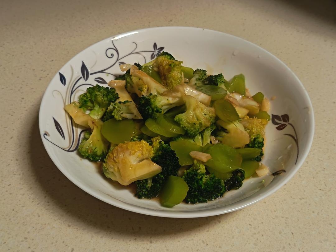 好吃到爆的耗油蒜蓉西兰花(从不修图，喜欢请关注)