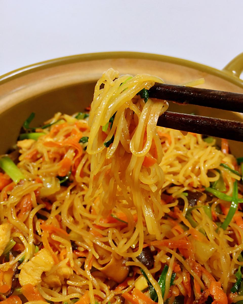 我就胖着玩玩做的香软不粘锅鸡肉炒米粉