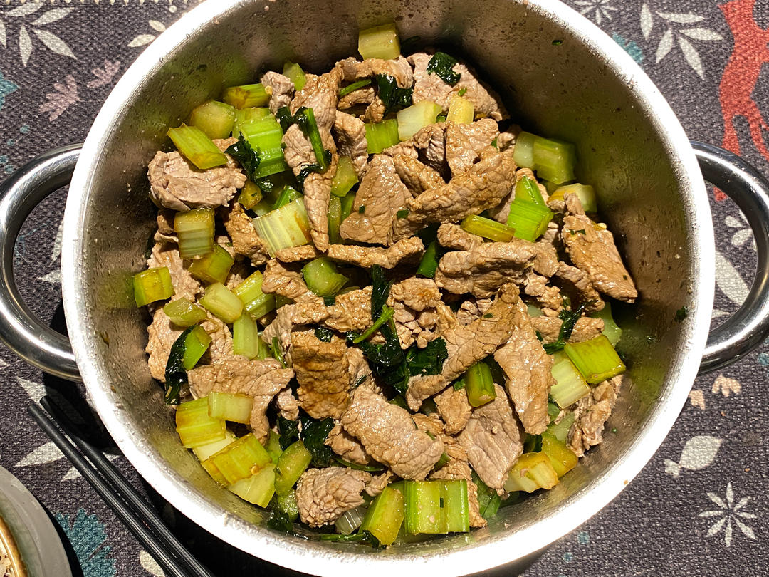 厨师长教你：“香菜牛肉”的家常做法，香嫩鲜辣，下饭一绝