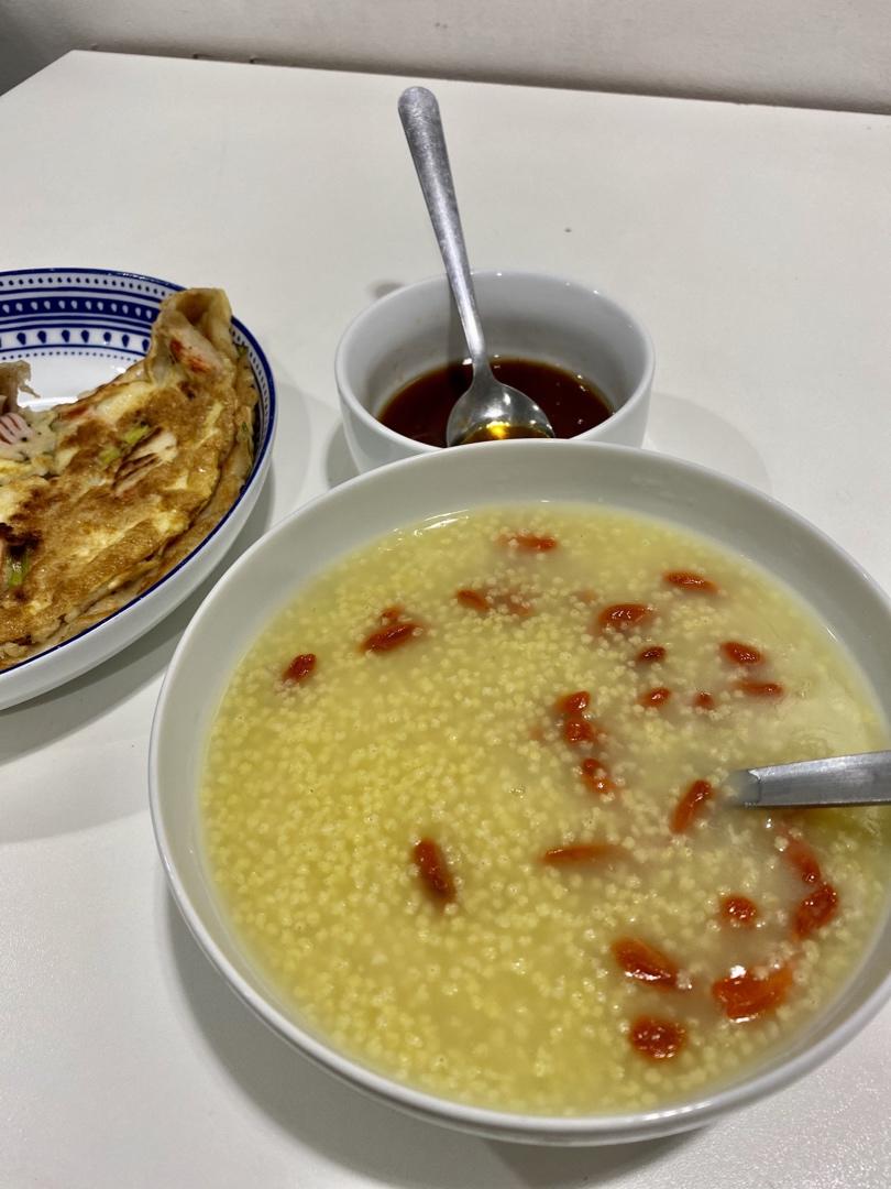 养胃粘稠的小米枸杞粥