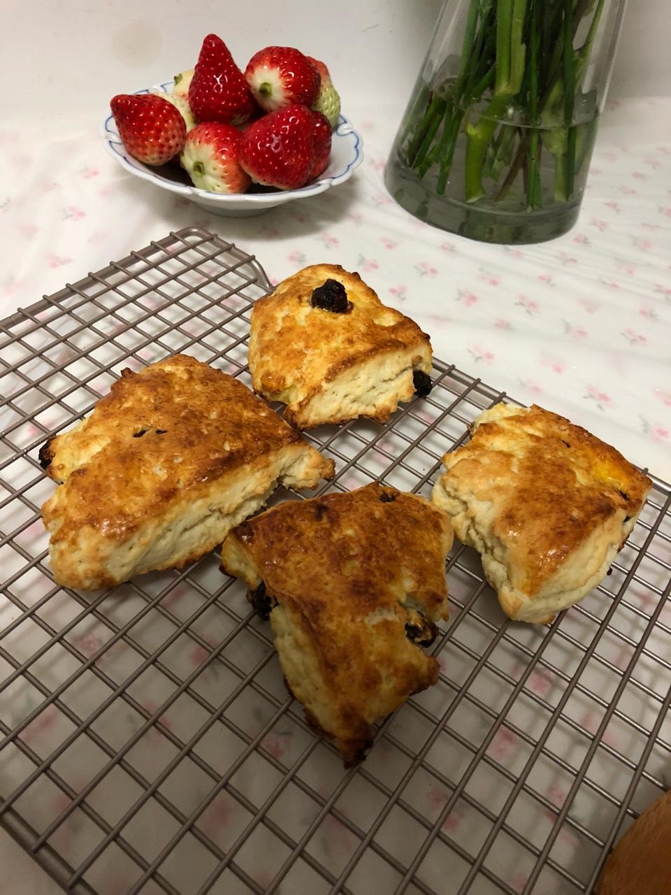 【视频】3分钟 奶油司康Scone(可能是世界上最快手的司康) 消耗淡奶油～