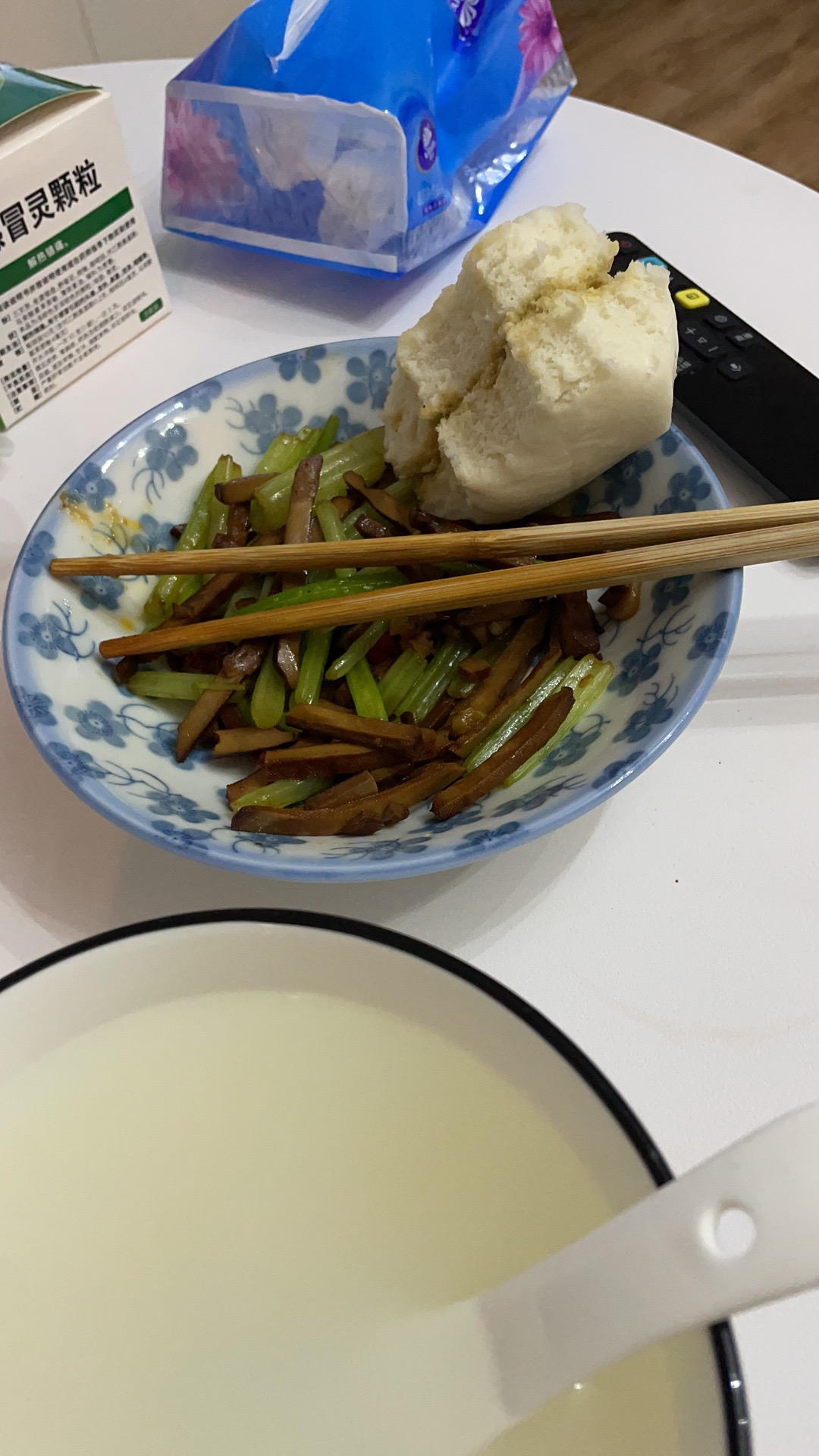 午餐晚餐简单快手下饭菜芹菜炒香干