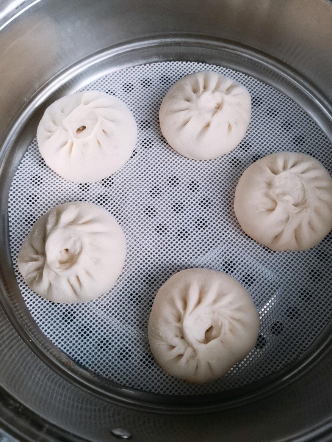 松软多汁的肉包子