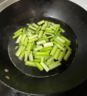 凉拌芹菜花生米的做法 步骤7