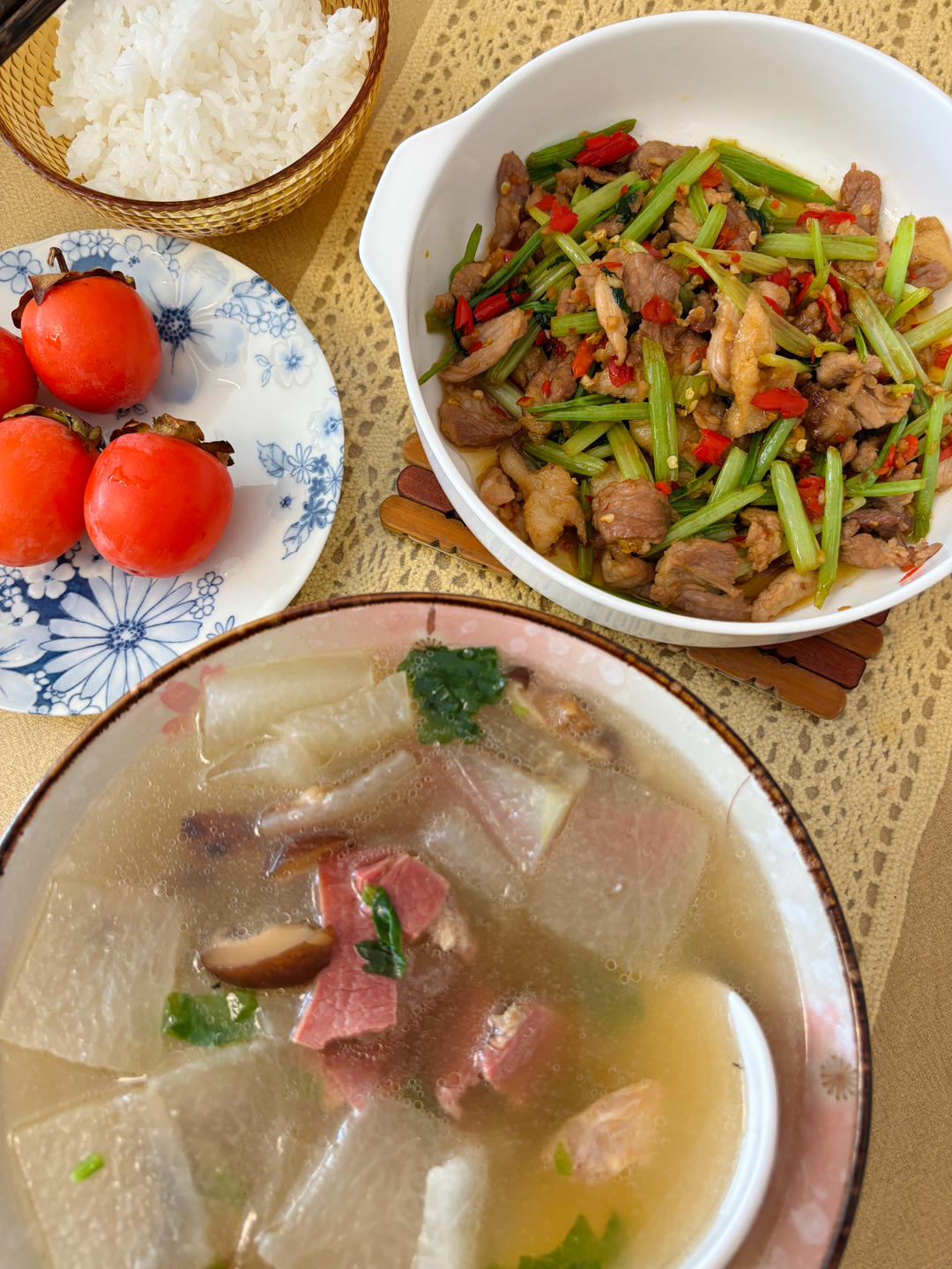 香芹炒肉家常下饭菜！