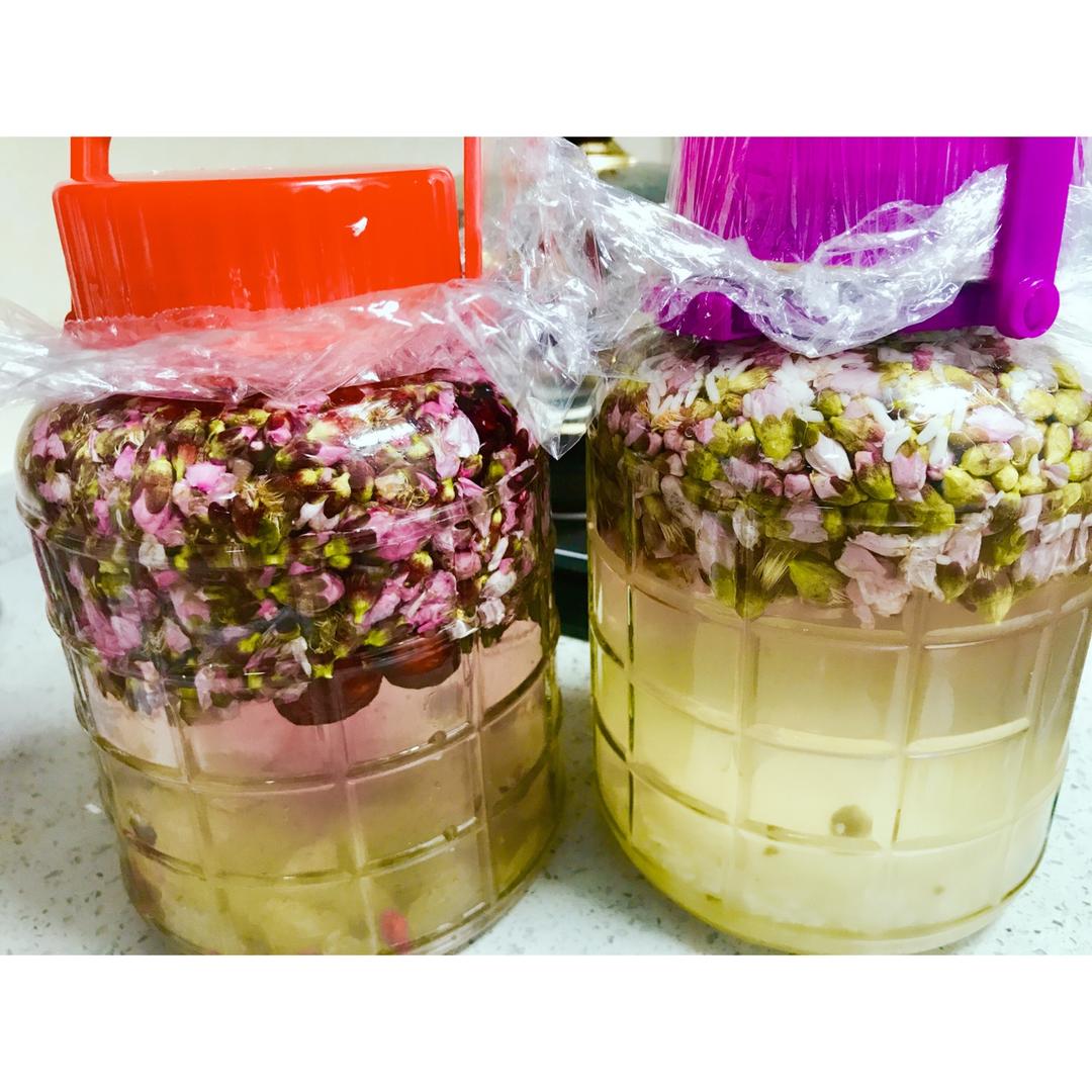 做过 超级好看好喝的桃花酒 左边是52度白酒泡的,右边是清酒 少许酒酿