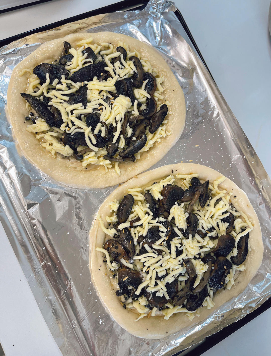 松露酱蘑菇披萨 Pizza with Mushrooms, Mozzarela and Truffle