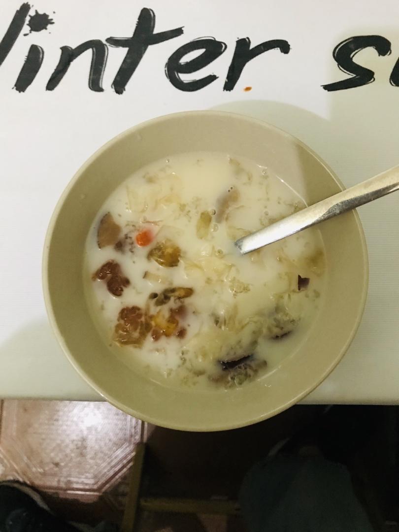 牛奶桃胶皂角米雪燕羹