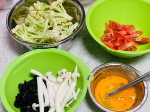 西红柿炒花菜（蔬菜大杂烩的首选，汤汁超级下饭😄😄）的做法 步骤1