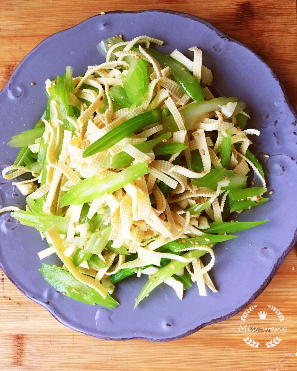 凉拌豆腐皮芹菜