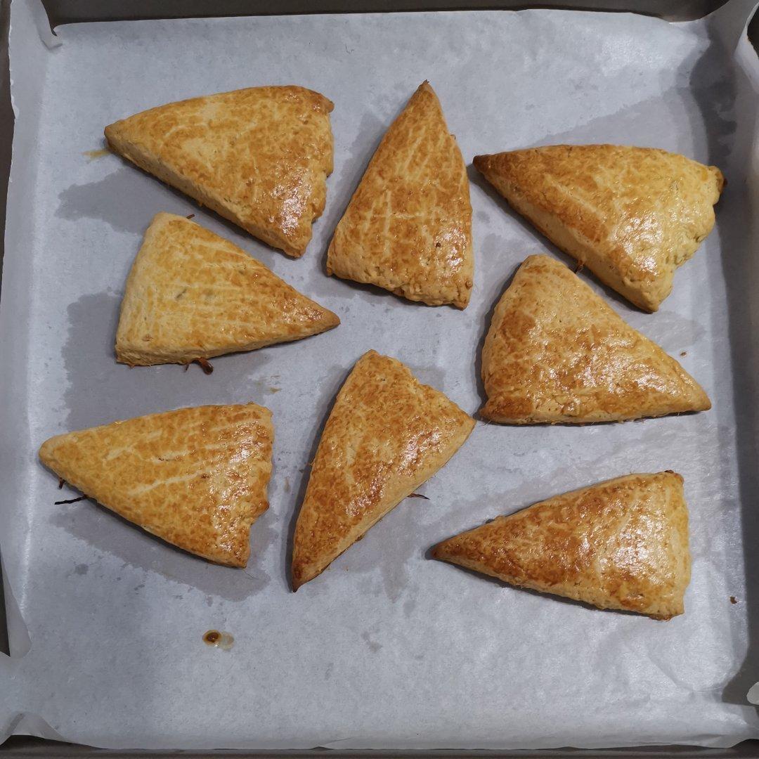 咸蛋黄肉松司康