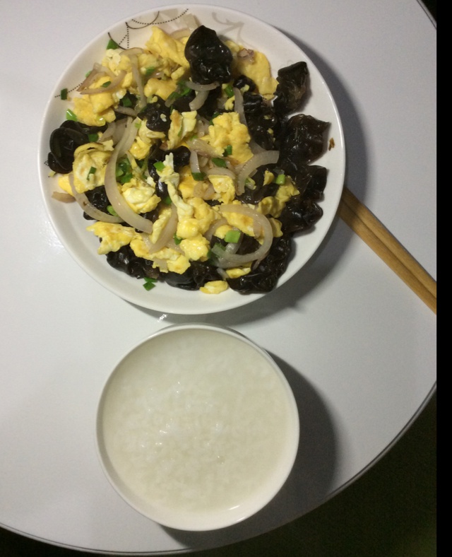 洋葱木耳炒鸡蛋
