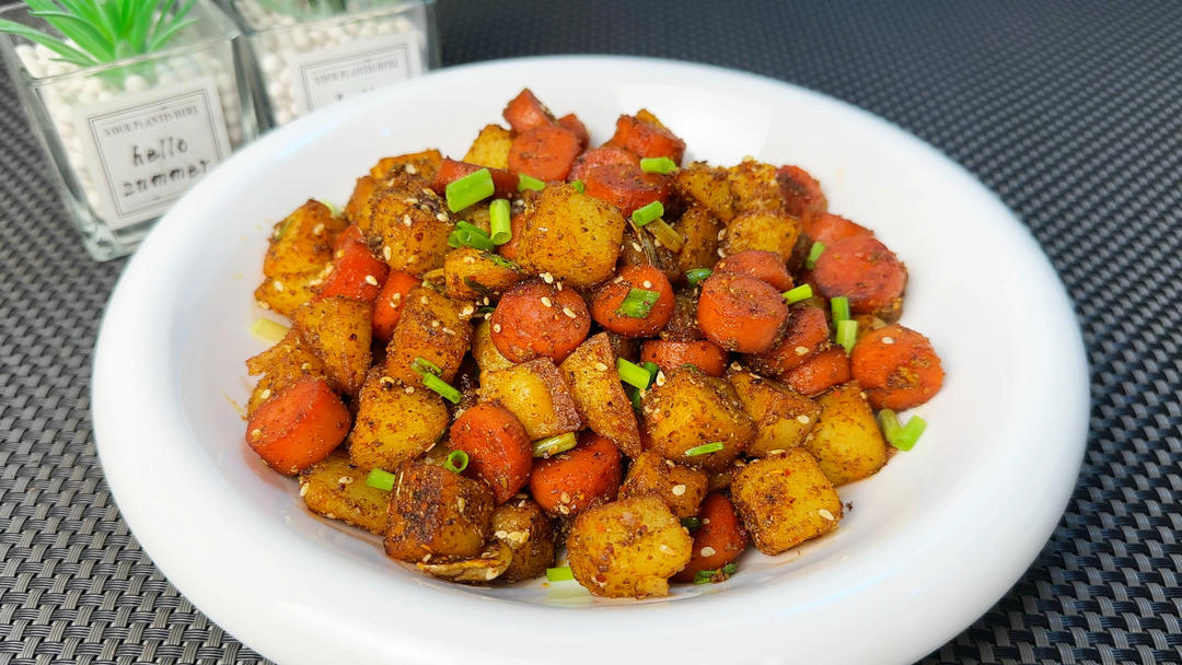 秒杀路边摊的孜然土豆火腿肠，烧烤味浓郁，吃一口就停不下来，太香了