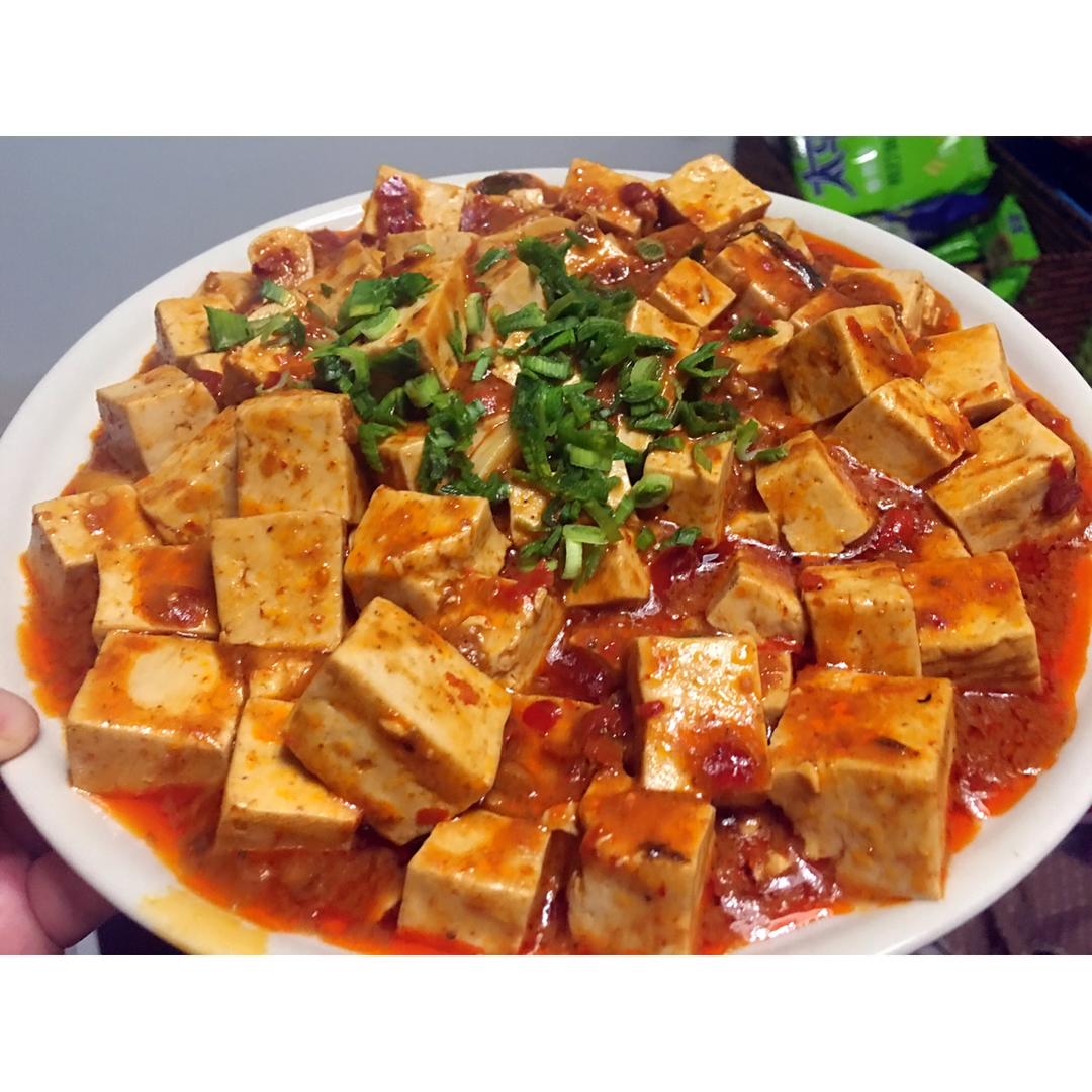忙碌厨青年做的麻婆豆腐