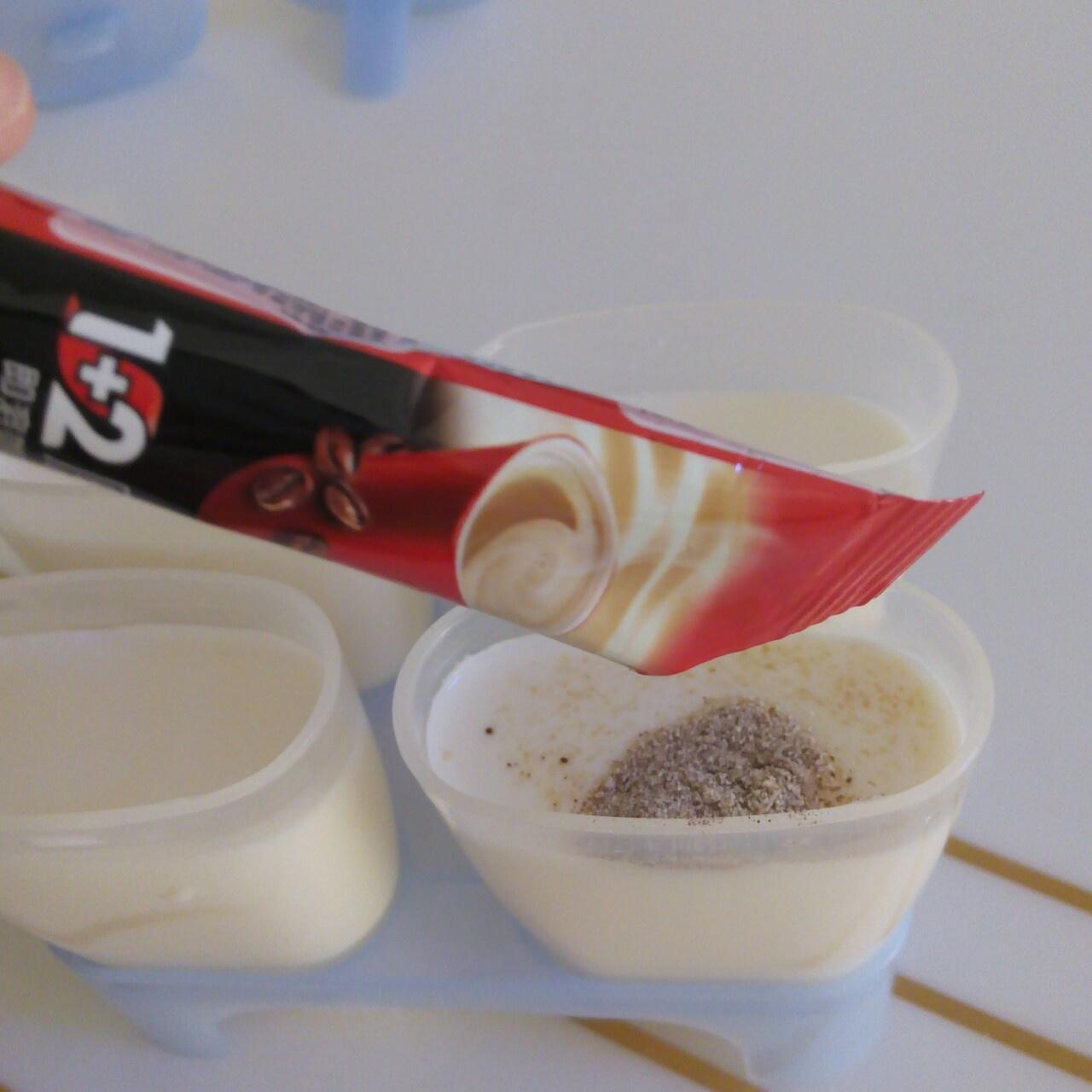咖啡牛奶冰棍的做法 步骤3