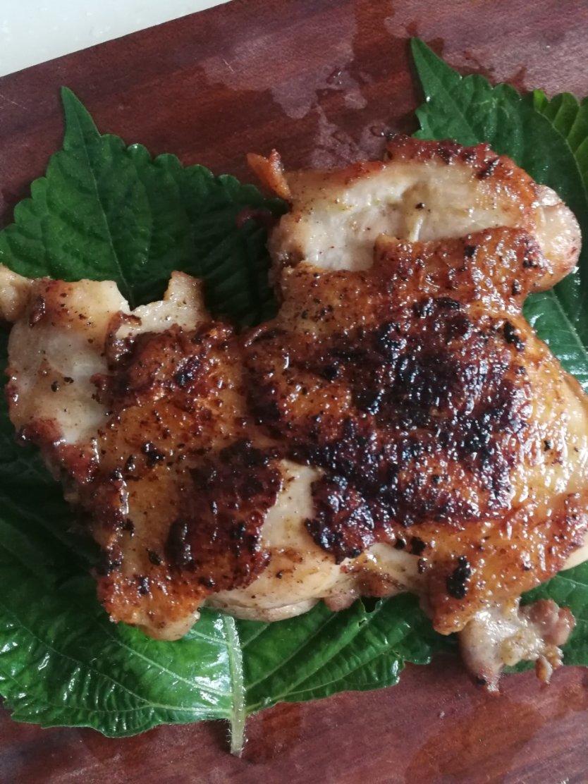 快手黑椒煎鸡腿肉～也适合早餐哦