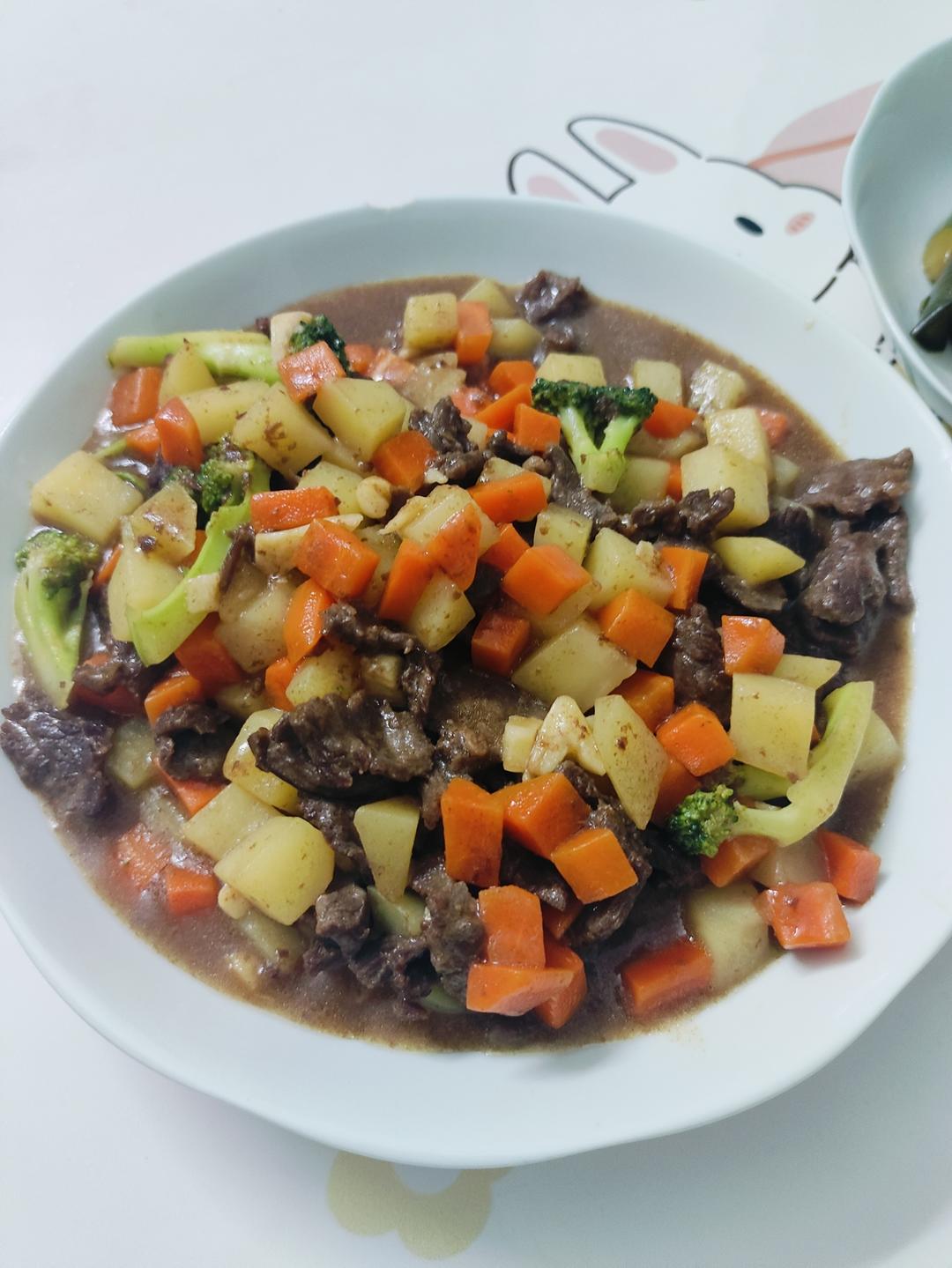 土豆燉牛肉之饭扫光，这样做也太香了吧，还没出锅已是浓香四溢了