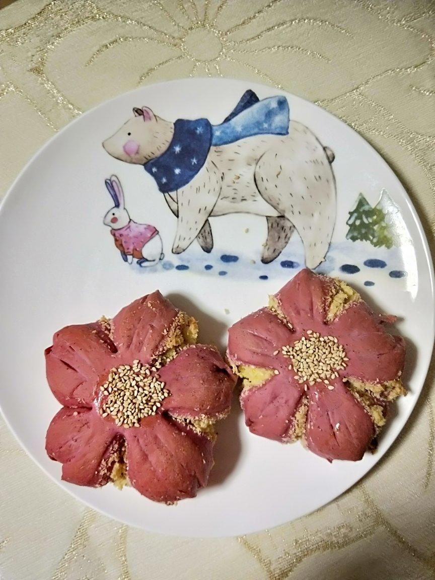 一款颜值超高的面包～火龙果椰蓉樱花面包