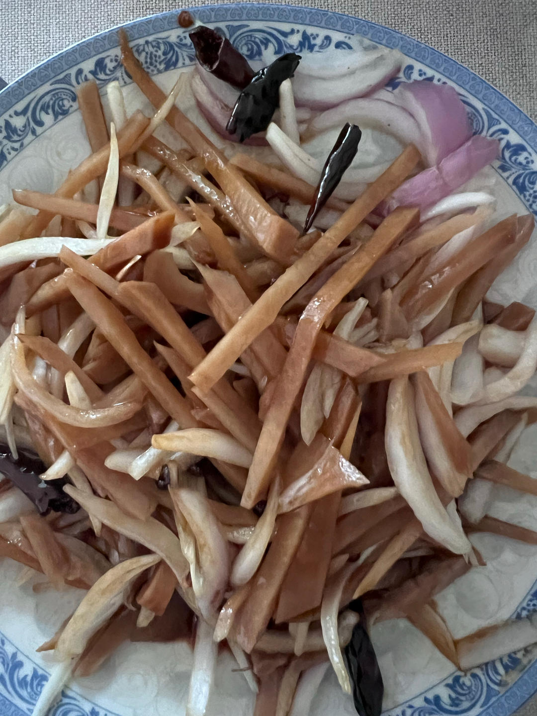 〈凉拌疙瘩丝〉，喝粥就吃这个。欣小厨 😉