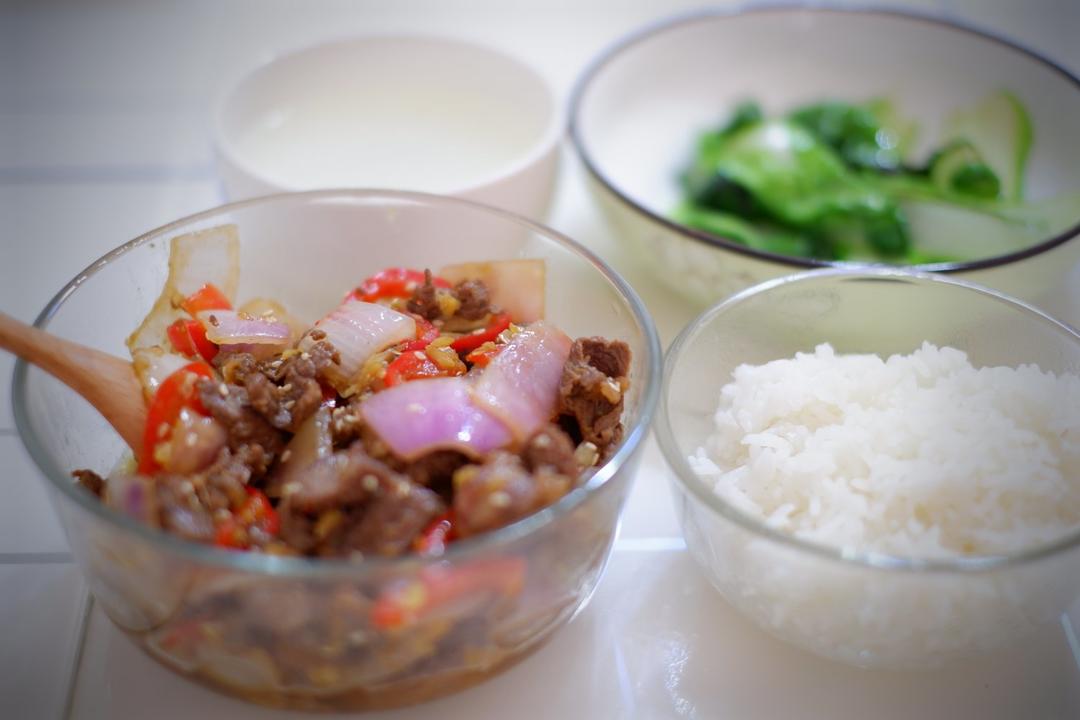 孜然洋葱炒牛肉粒