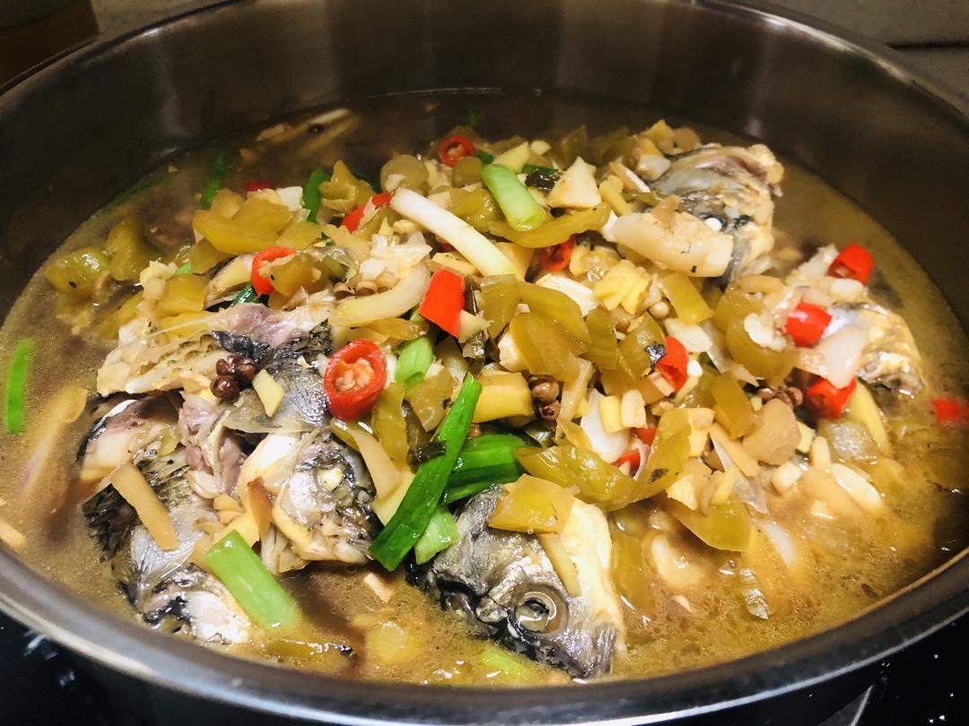 厨师长教你：“葱香鲫鱼”的家常做法，味道鲜美，先收藏起来