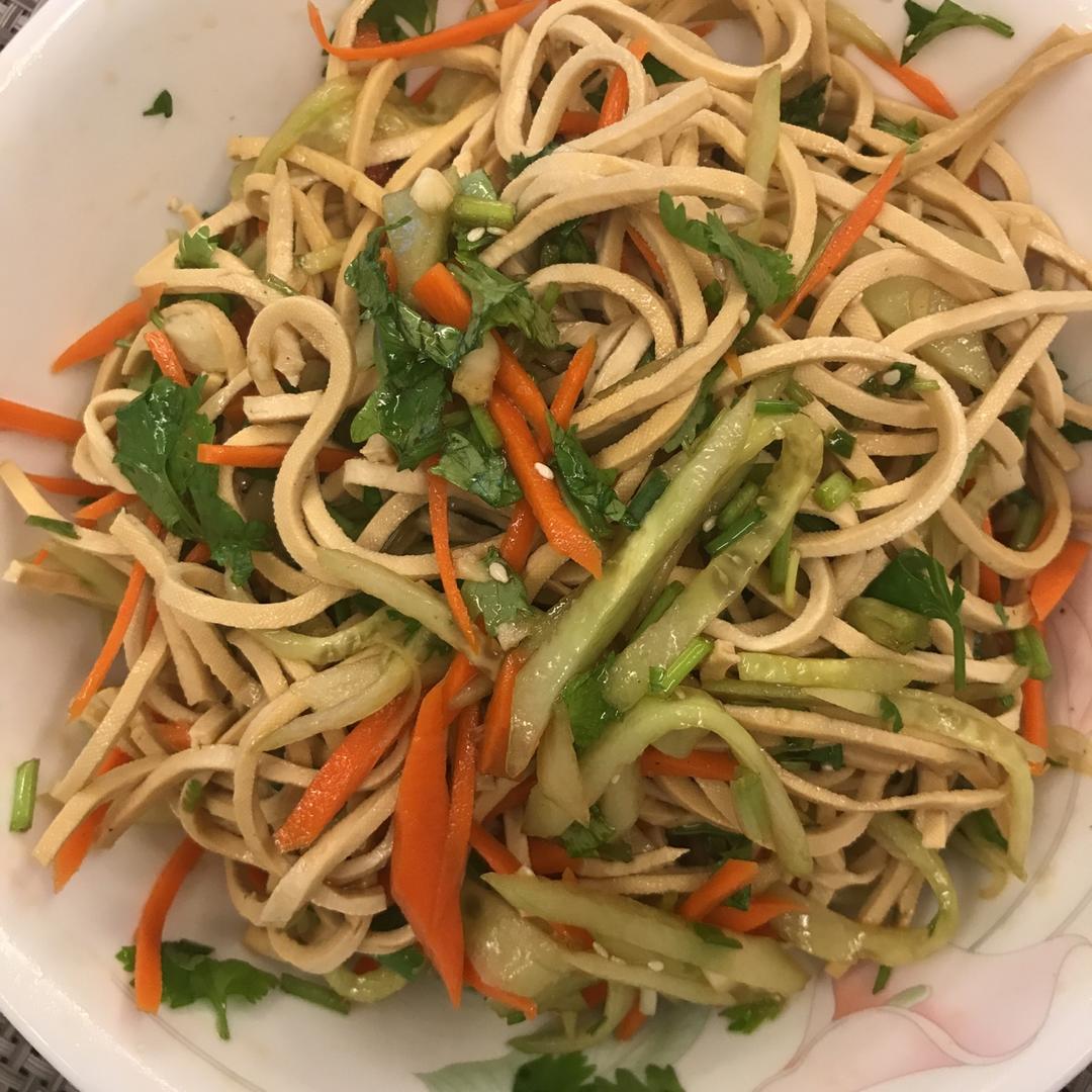 超快手的凉拌千张黄瓜胡萝卜丝