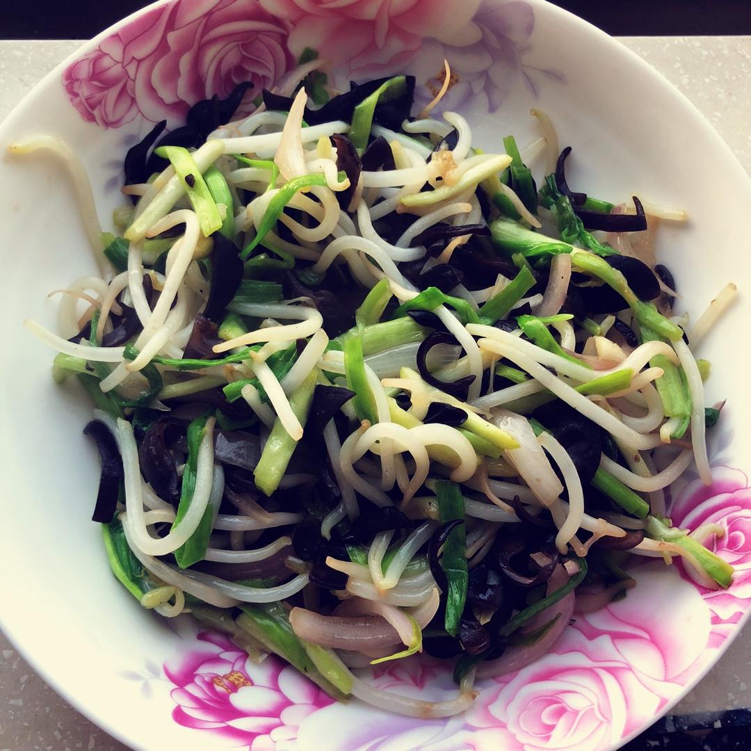 蒜苗木耳炒绿豆芽
