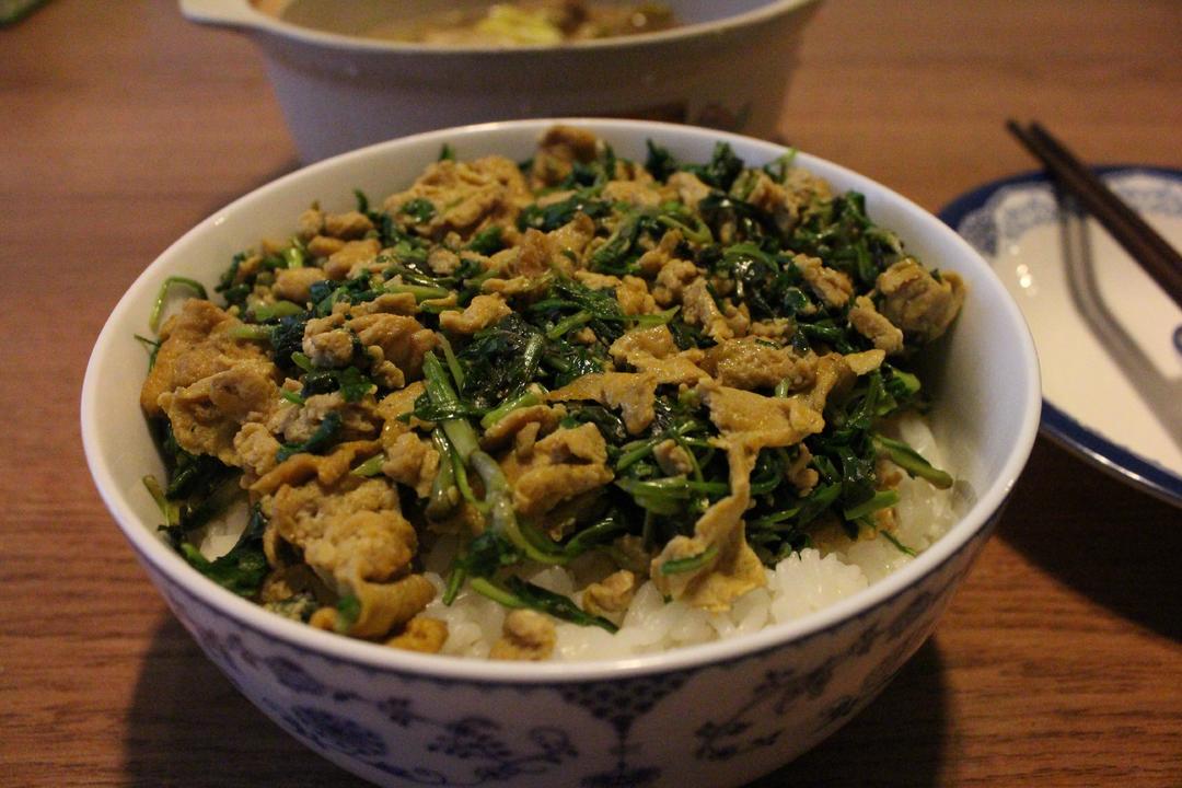 麻油马兰炒鸡蛋盖饭