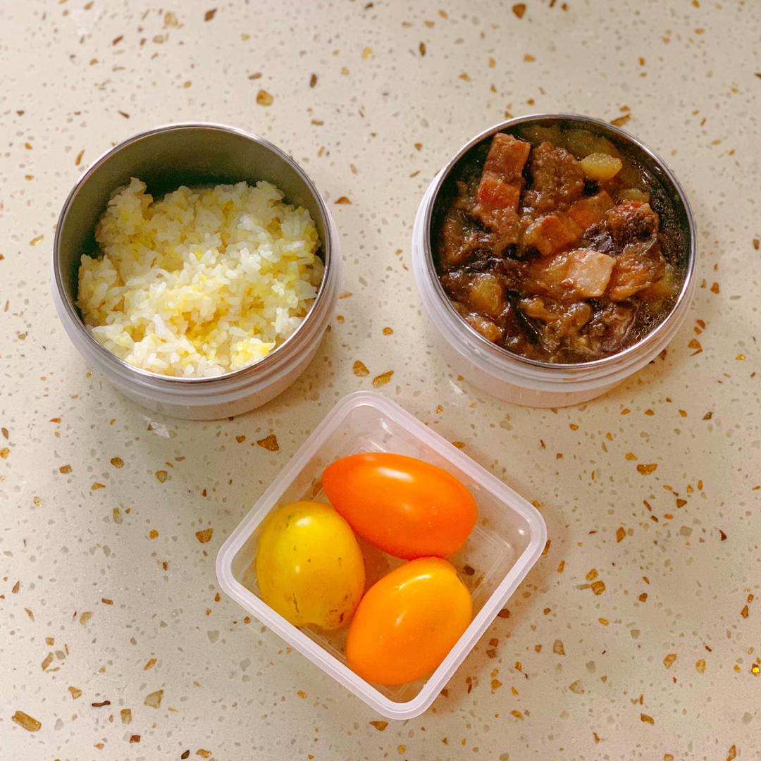 给老蔡送病号饭的小蔡