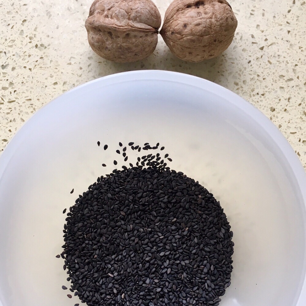 辅食：黑芝麻核桃粉的做法 步骤1