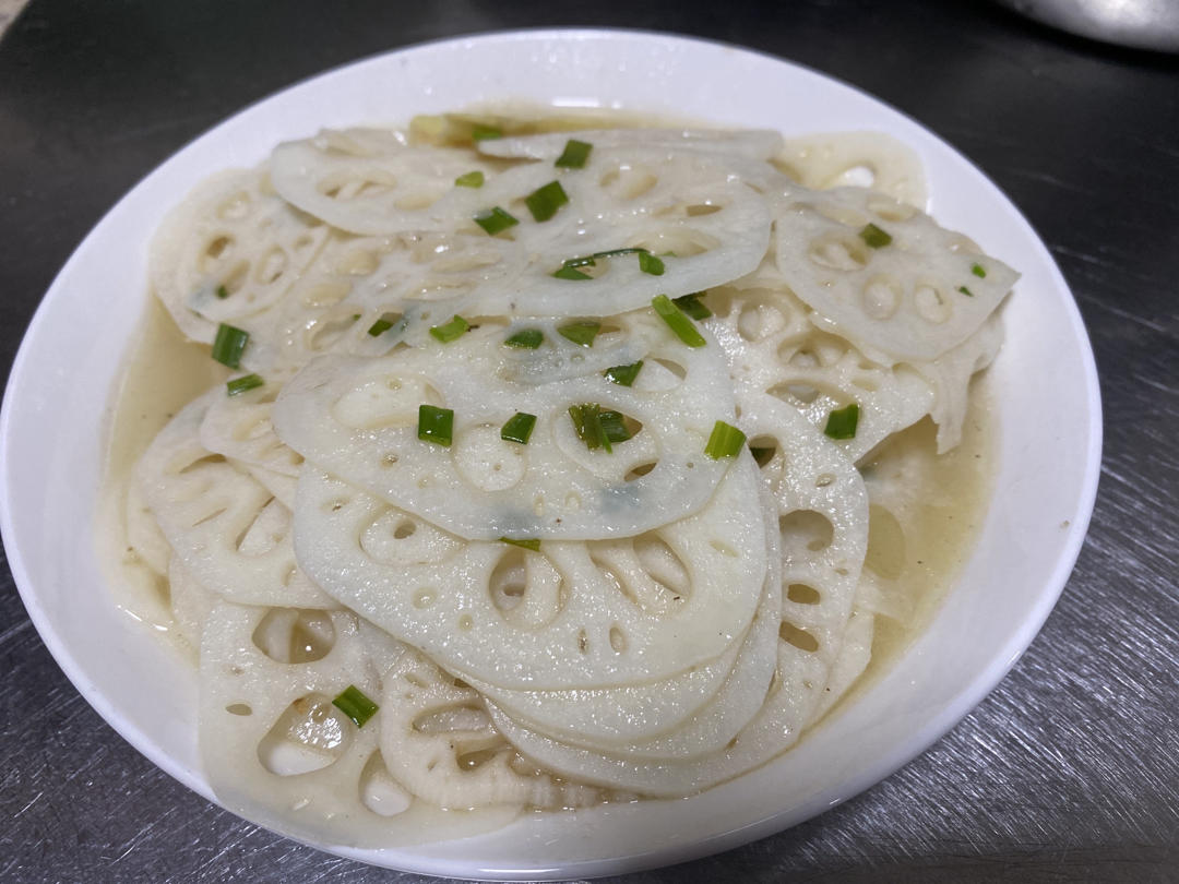 滑炒藕片，超简单的快手菜，生姜炝锅，边炒边点水……
