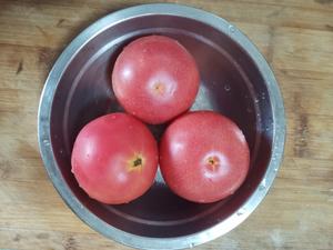 西红柿拌白糖的做法 步骤1